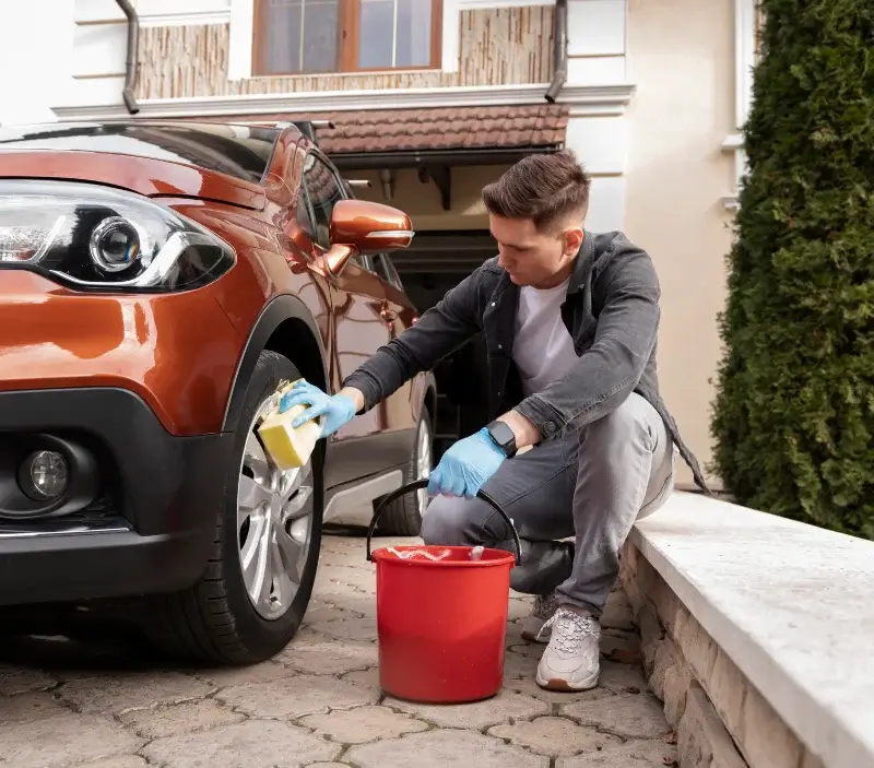 Lavage auto à domicile Le Hézo : professionnel intervenant sur un véhicule